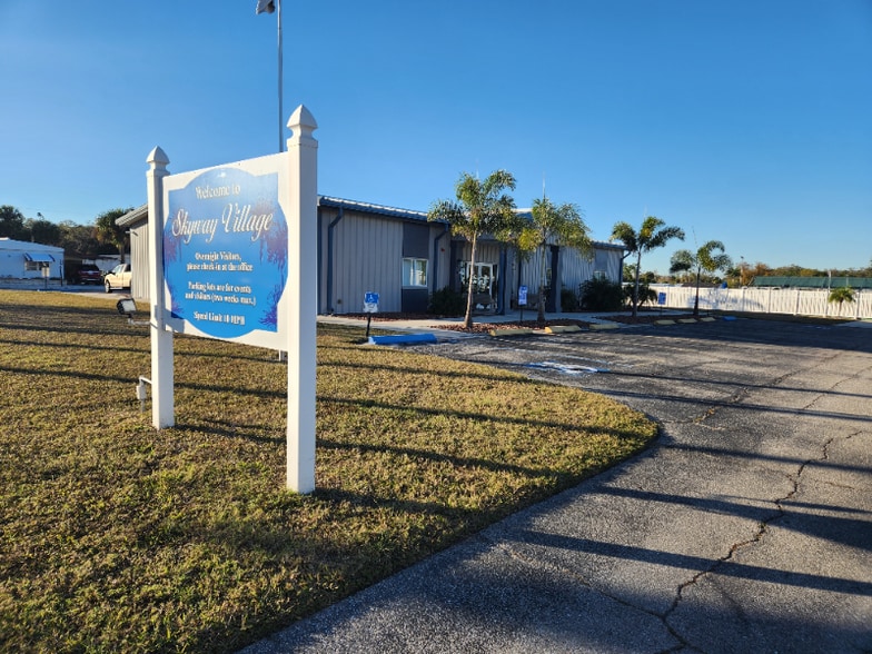 Building Photo - 420 49th St E