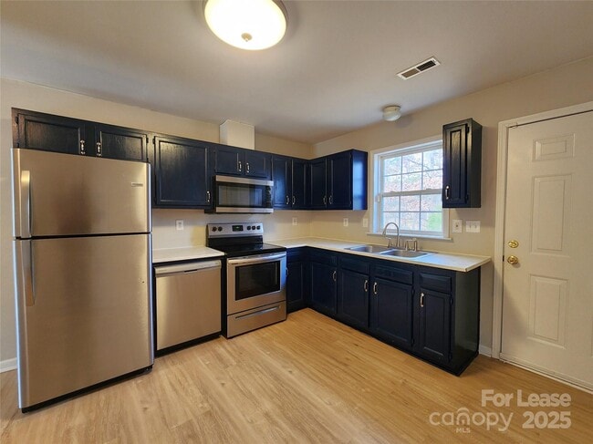 Building Photo - 1247 Forest Park Dr