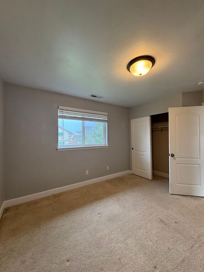 Building Photo - HUGE PET FRIENDLY Rental