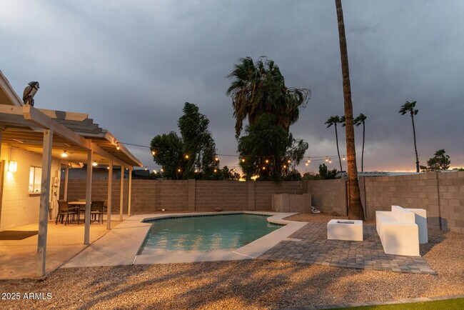 Building Photo - 2140 E Broadmor Dr