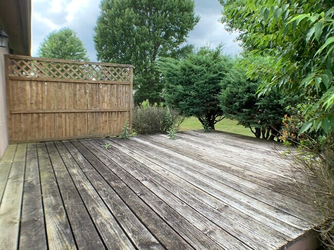 Building Photo - Cute Ranch in Lawrence with a Deck!
