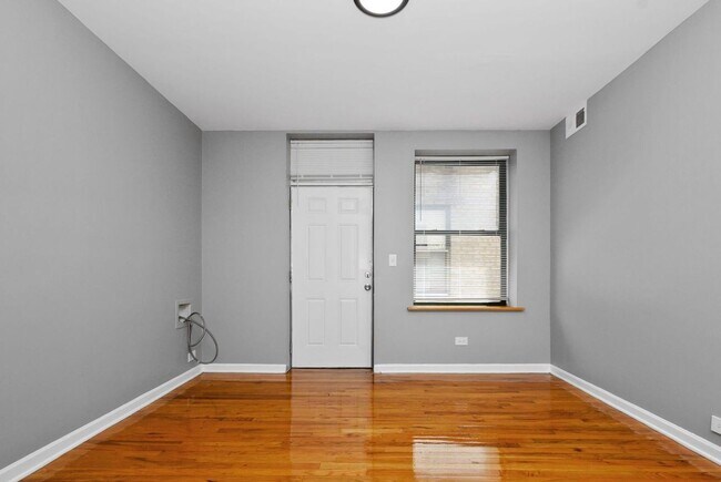 Building Photo - Three Bedroom in South Shore