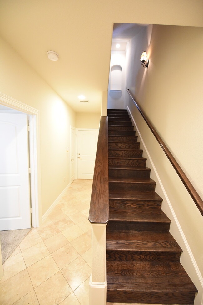 Building Photo - Beautiful 3-Story Lakewood Townhome!