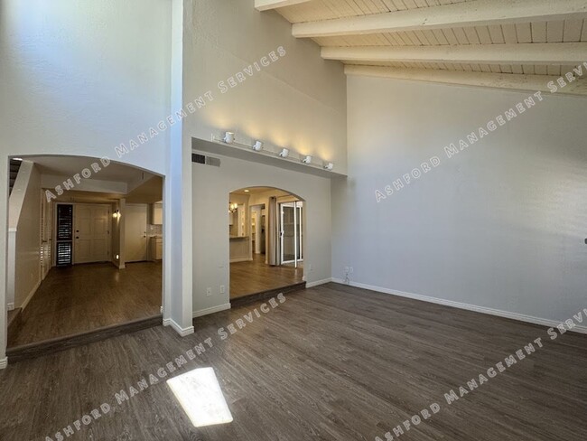 Building Photo - BEAUTIFUL 3 BEDROOM 2.5 BATHROOM HOME IN S...