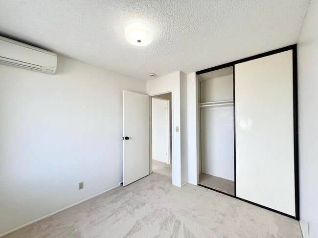 Building Photo - Spacious 5br/2.5ba House w/enclosed yard &...