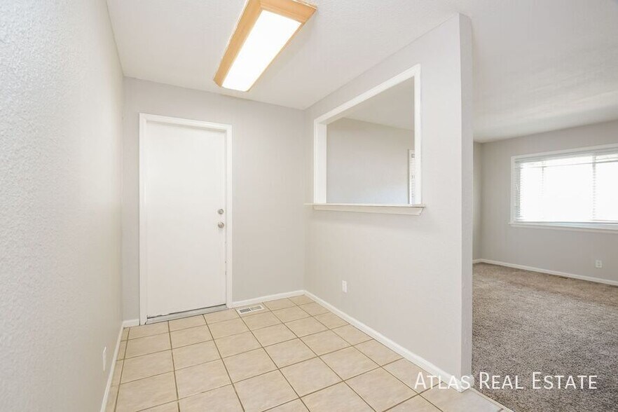 Building Photo - 1710 Hoffman Way