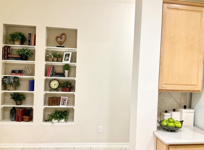 Building Photo - 186 N Valley Oaks Cir