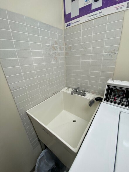 Laundry - 6884 W Touhy Ave