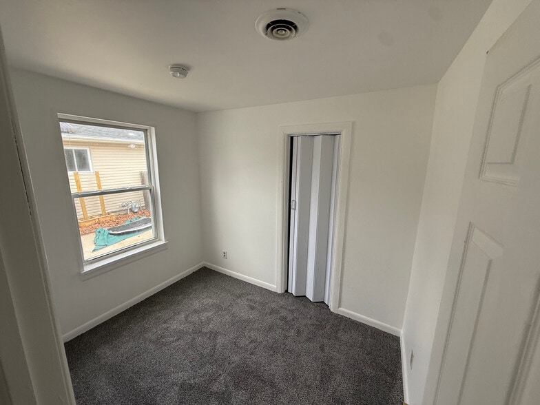 Bedroom 1 - 72 Peony St