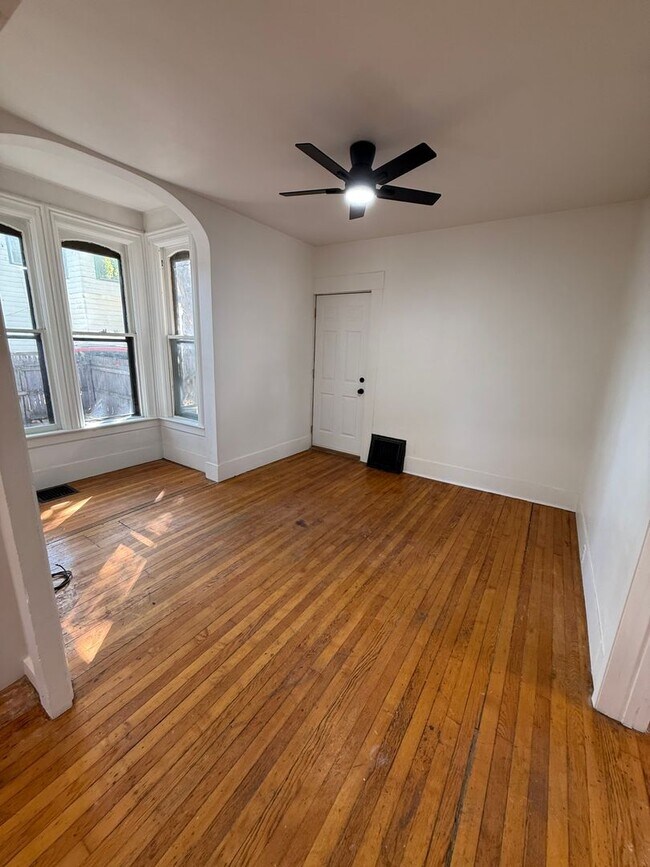 Building Photo - 584 Mt Vernon St