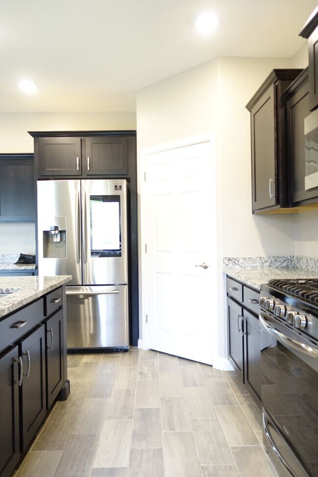 Building Photo - (Vail) Spacious 5 bedroom 3 bath house!