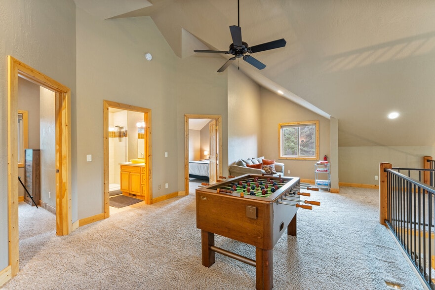 Building Photo - 14583 Sylvan Dr