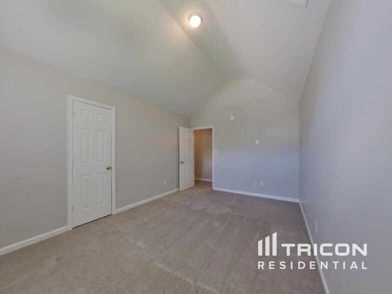 Building Photo - 4340 Caroline Ct