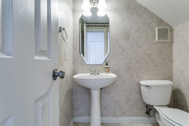 Building Photo - 511 Poplar Ln