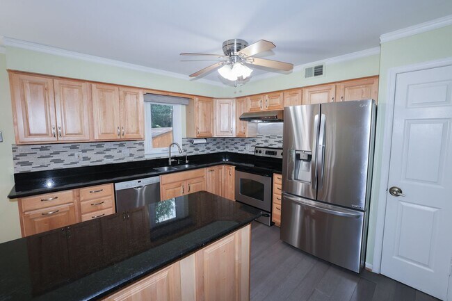 Building Photo - Great Townhouse in Fairwoods