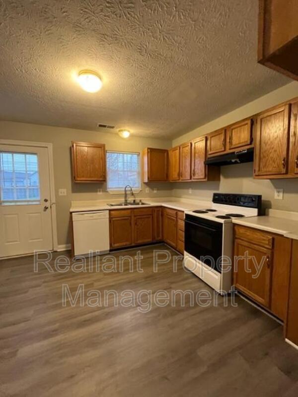 Building Photo - 1007 Pinoak Dr