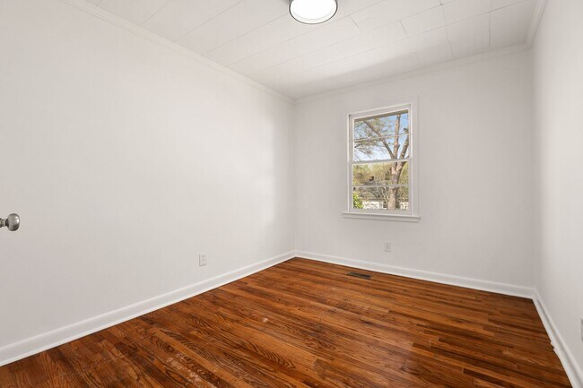 Building Photo - Newly Renovated Ranch-style Home