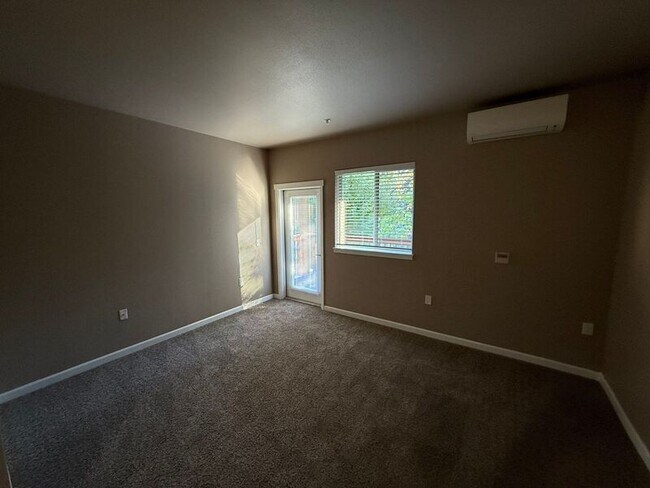 Building Photo - 4255 Hawthorne Ave NE