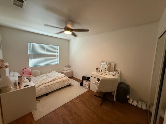 Building Photo - 5BD 3 BA with a Great Yard!