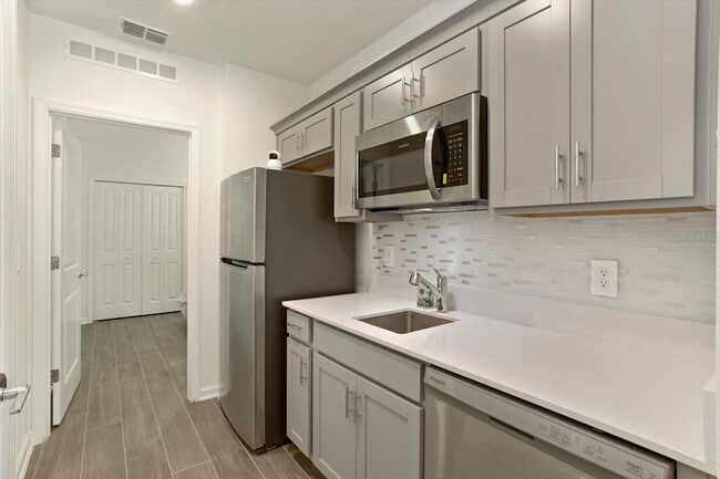 Building Photo - 3048 Armstrong Ave