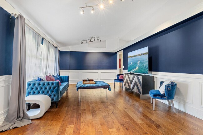 Building Photo - 542 N Cypress Dr