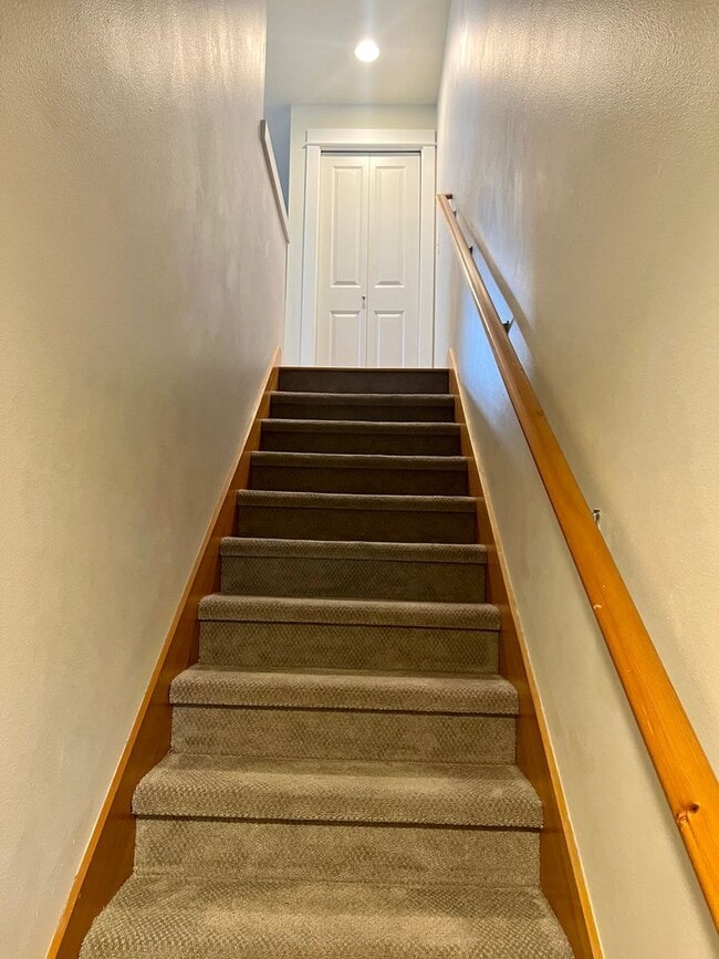 Building Photo - Available 1/0! Cozy townhouse in the Mt Baker neighborhood.