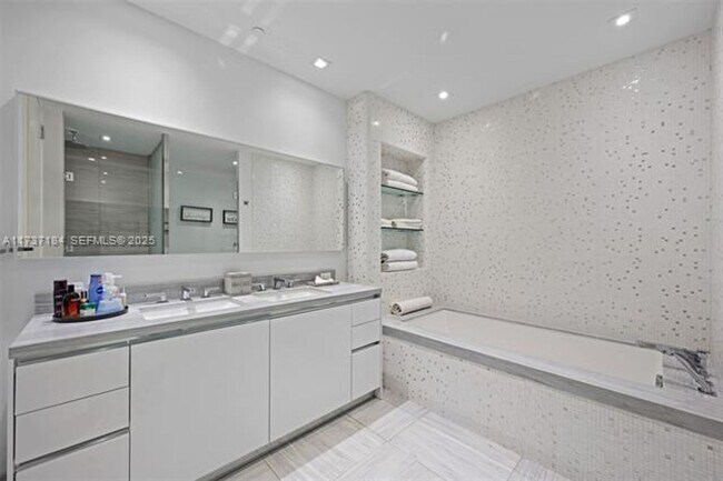 Building Photo - 16901 Collins Ave