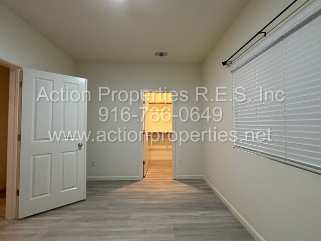 Building Photo - West Roseville - Solar - 4 Bed, 2 Bath - Q...