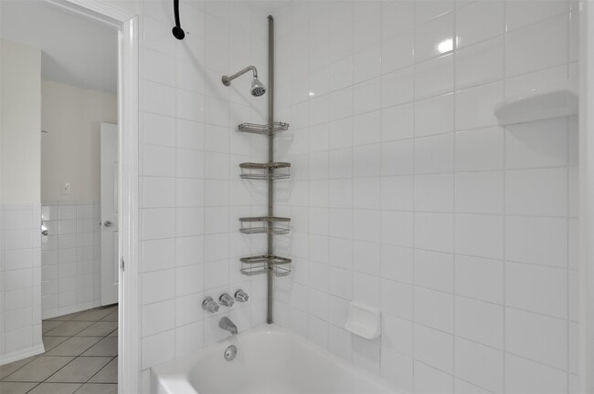 Building Photo - 1018 Surrey Ct