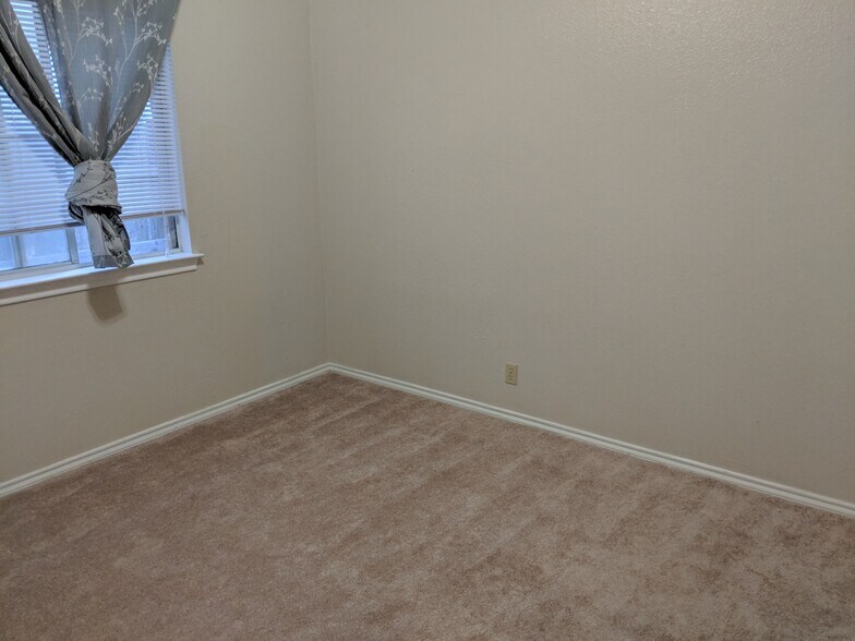 Building Photo - 1308 Meadow Lark Dr