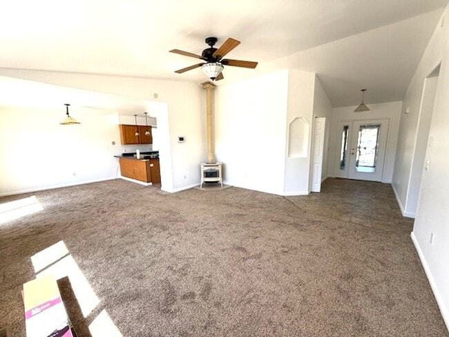 Building Photo - 3 bedroom house in Spring Creek with garage