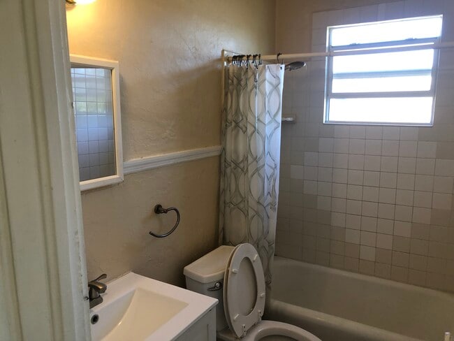 Building Photo - 416 Goodall Ave