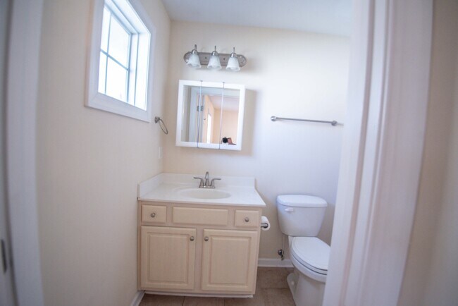 Building Photo - 614 N Center St