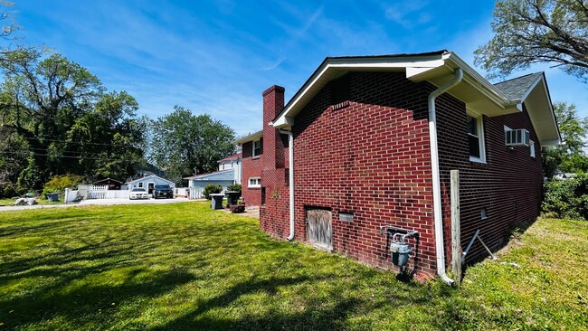 Building Photo - HAMPTON - BEAUTIFULLY UPDATED HOME