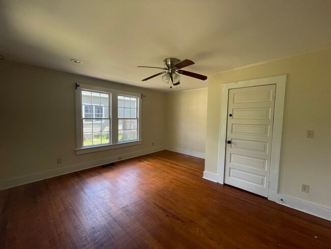 Building Photo - Short Term Lease at $1200/month- Pre-Leasing for Fall at $1900/month [Olympia]