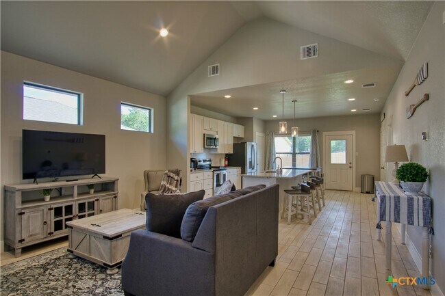 Building Photo - 1247 Green Hill Dr