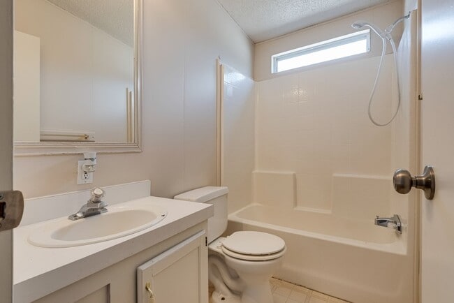 Building Photo - Three bed, 2 full bath, manufactured home ...