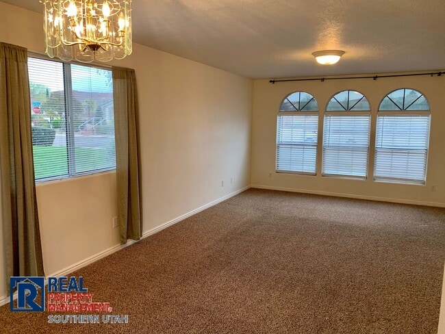Building Photo - Park side Townhome End Unit!