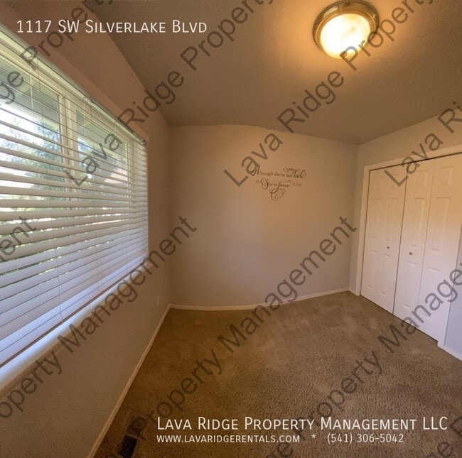 Building Photo - 1117 SW Silver Lake Blvd