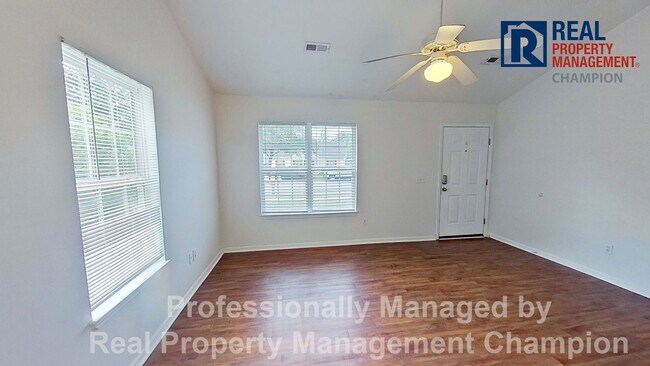 Building Photo - 3 BD/2BA Home with Sunny Floorplan and Eat-in Kitchen