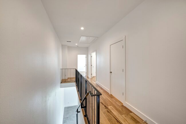 Building Photo - 1733 Airline Dr