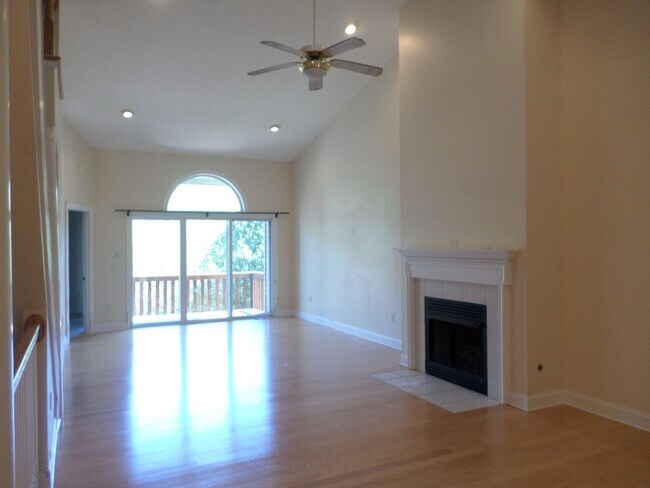 Building Photo - 4 bedroom 3 bath Townhouse