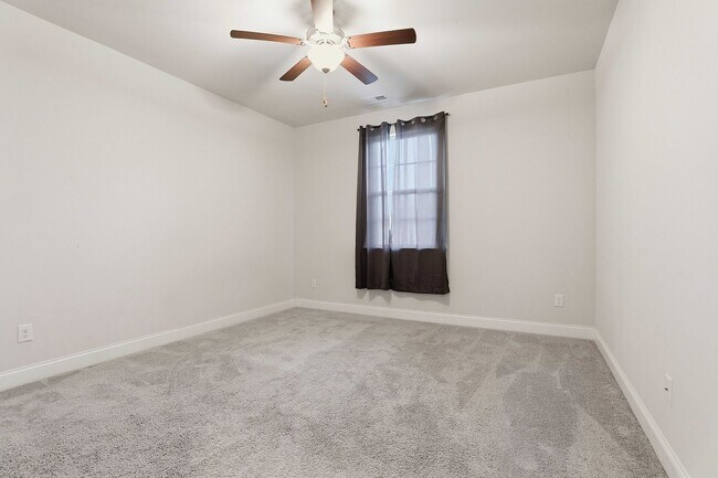 Building Photo - Newer 5BR Home in Peachtree City with Open Layout and Golf Cart Access