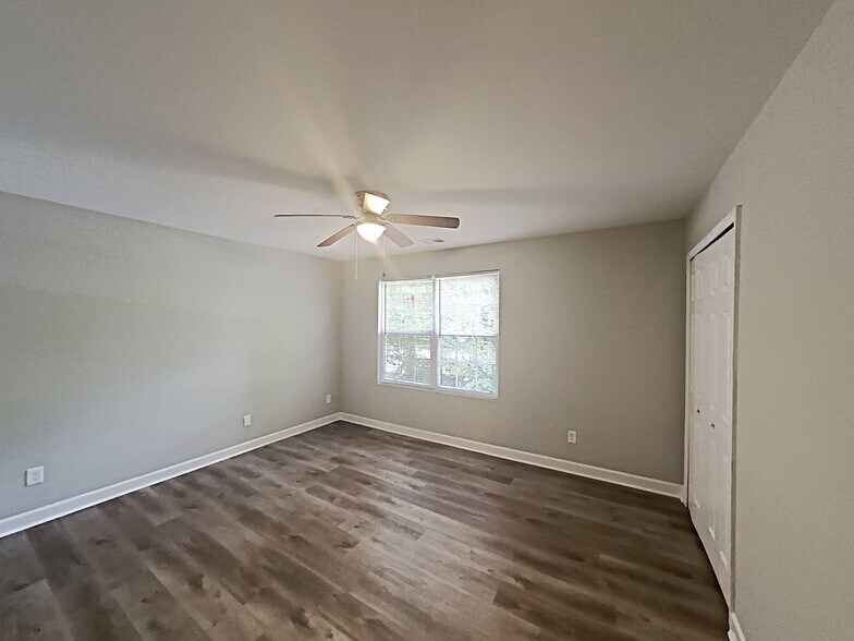 Building Photo - 202 River Hills Dr