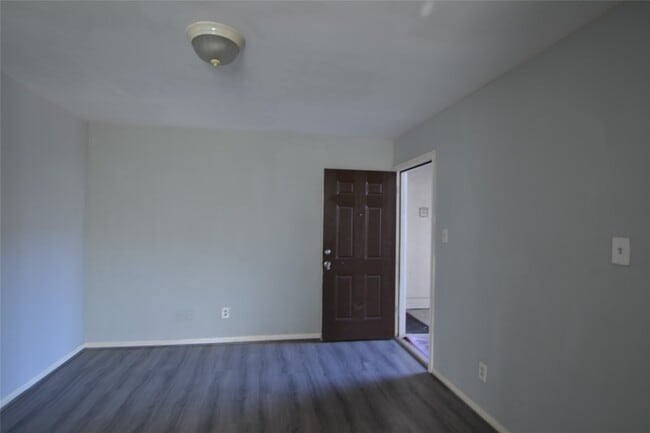 Building Photo - 304 Dell Ct