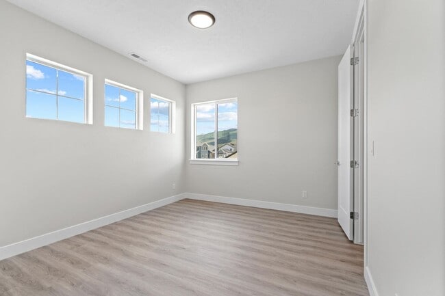 Building Photo - Cozy, Bright, and Spacious Home Nestled in Midway