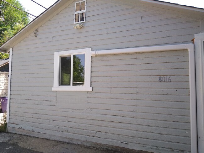 Building Photo - 1/2 off first months rent Totally Renovated Studio! AVAILABLE NOW!!
