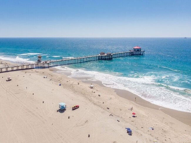 Building Photo - Downtown HB Remodled unit - 2 blocks from the sand