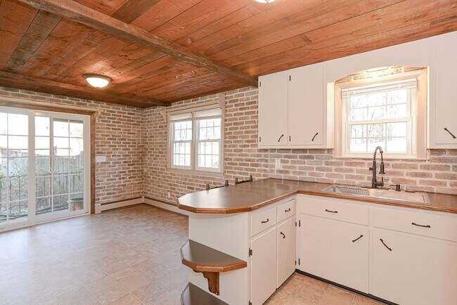 Building Photo - 110 Oswego St