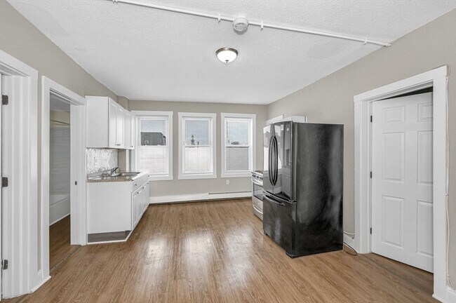 Building Photo - 50 1/2 Common St